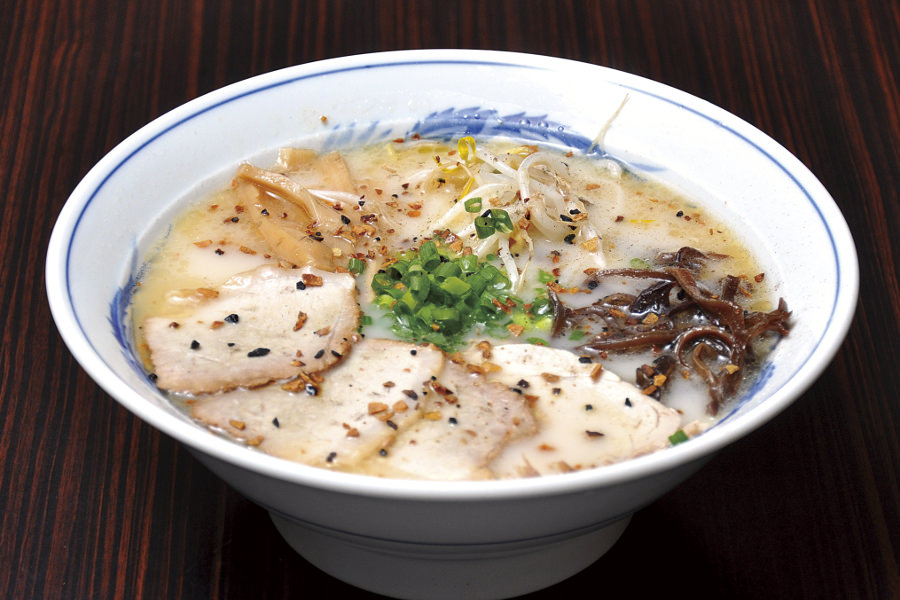 具だくさんの「王様ラーメン」は、こむらさきの一押しメニューだ 具だくさんの「王様ラーメン」は、こむらさきの一押しメニューだ