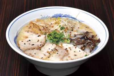 具だくさんの「王様ラーメン」は、こむらさきの一押しメニューだ