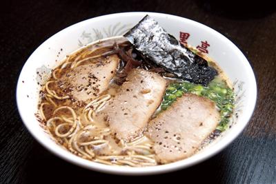 遠方からも多くのファンが訪れる熊本ラーメンの名店「黒亭」