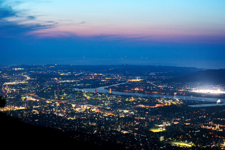 「皿倉山展望台」からの眺めは夕方から夜にかけ移り変わっていく