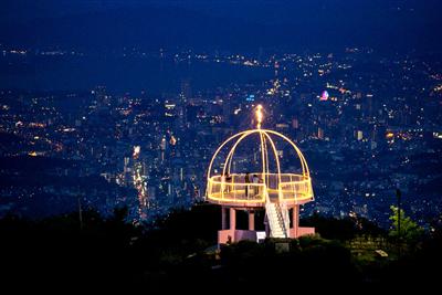 「天空ドーム」がライトアップされると、夜の闇に浮かび上がる