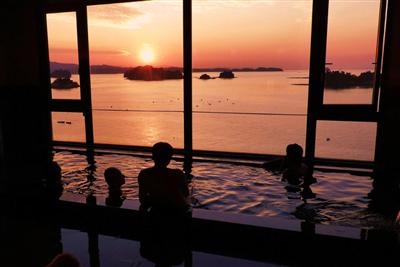 天草の夕日を温泉に浸りながら眺められる。写真は「ホテル竜宮」