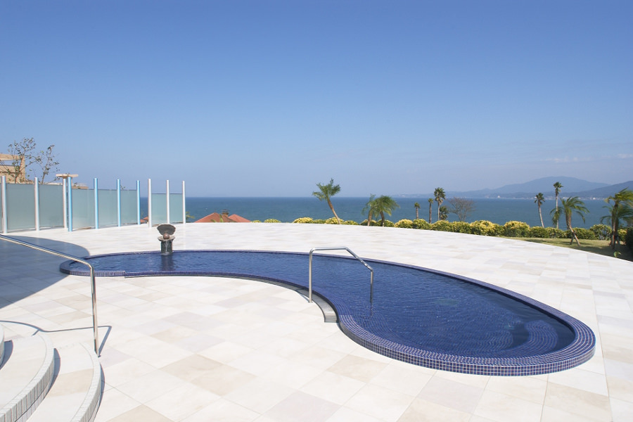 海沿いの高台にあり、湯船から抜群の眺望が楽しめる「ペルラの湯舟」 海沿いの高台にあり、湯船から抜群の眺望が楽しめる「ペルラの湯