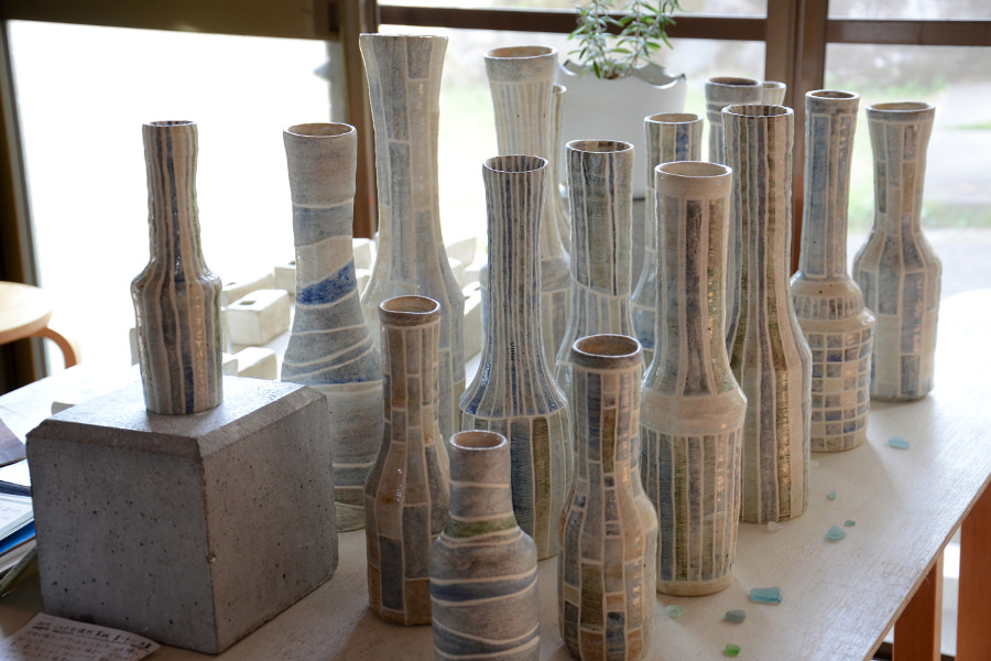 古い民家の座敷を彩る「市山くじらや」の陶磁器たち 古い民家の座敷を彩る「市山くじらや」の陶磁器たち