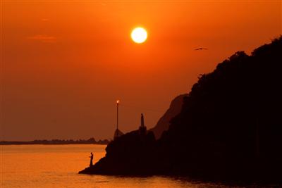夕景に浮かび上がる「マリア像」。天草を象徴する風景の一つだ