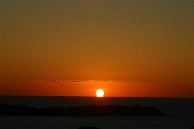 標高217メートルの「遠見山公園」展望所からの夕日