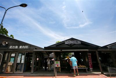能古島の旬の野菜や海産物などが並ぶ「のこの市」