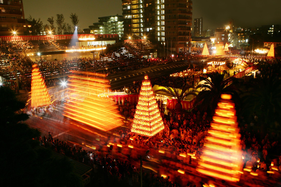 昼間の幟山笠から姿を変えた「戸畑祇園大山笠」の提灯山笠 昼間の幟山笠から姿を変えた「戸畑祇園大山笠」の提灯山笠
