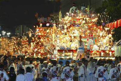 人形や電飾で飾られた「黒崎祇園山笠」の人形飾山