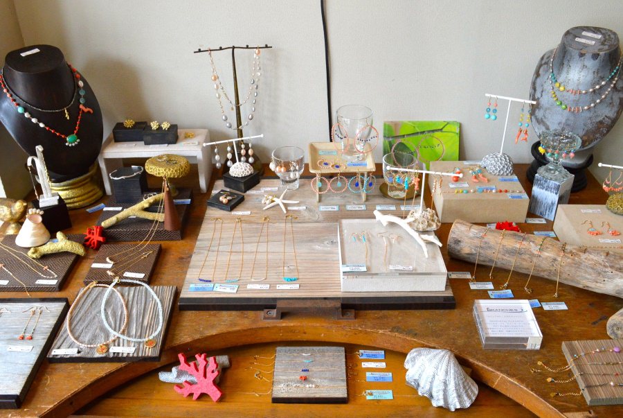 カラフルな色遣いのオリジナルデザインが楽しいメイドイン石垣島のアクセサリー メイドイン石垣島のアクセサリー