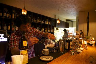 ナチュラルな南国テイストでくつろげる店内