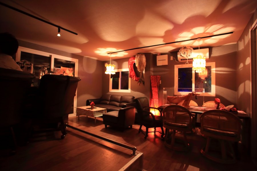 オーナーのアート作品が飾られた大人の雰囲気のバー オーナーのアート作品が飾られた大人の雰囲気のバー