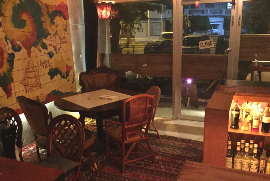 カウンター、テーブル、ソファー席があってくつろげる。外にはテラス席も カウンター、テーブル、ソファー席があってくつろげる。