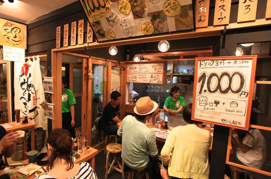 おひとり様からグループ客まで、昼も夜も絶えず賑わう