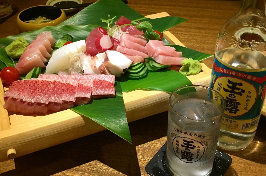 海人直送の「石垣島近海美ら刺し盛り」。新鮮な味に島の酒が進む!