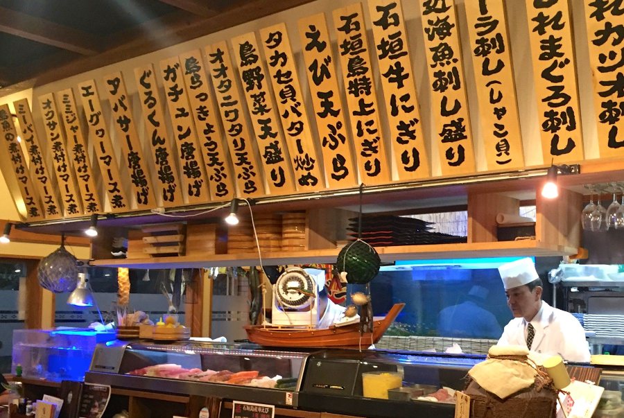おすすめメニューが威勢良く掲げられた店内。