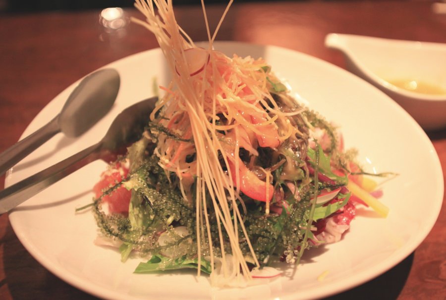 ソーメンを独創的に使った、島野菜と海ぶどうのサラダ。彩りも美しい
