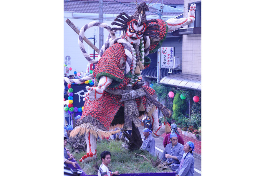 竹、杉、すすき、松笠などの自然材料を使用しています 竹、杉、すすき、松笠などの自然材料を使用しています