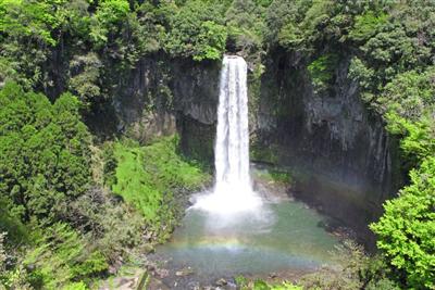 圧倒的な水量の「五老ヶ滝」。運が良ければ虹を見られることも