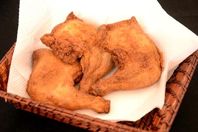 その場でかぶりつきたくなる風味の“矢部のケンチキ”