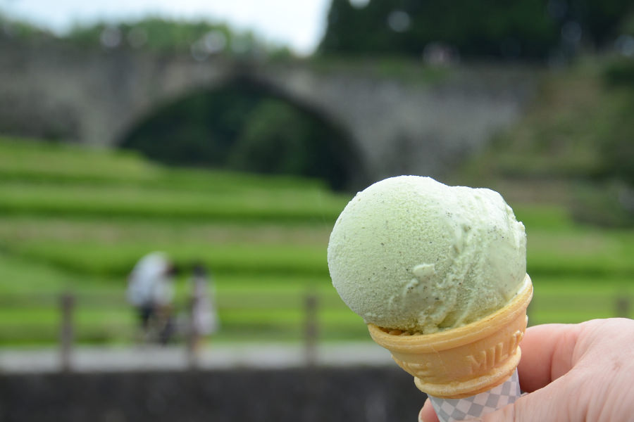 通潤橋を眺めながら食べるミルキィウェイの抹茶アイスは格別 通潤橋を眺めながら食べるミルキィウェイの抹茶アイスは格別