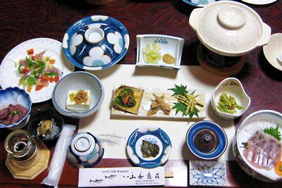 海山の幸が味わえる「山女魚荘」の夕食例