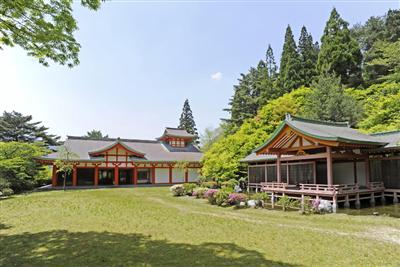 小高い丘の上に建物が並ぶ「五家荘平家の里」
