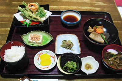 ヤマメの塩焼きや平家豆腐など、「天領庵」の素朴な田舎料理