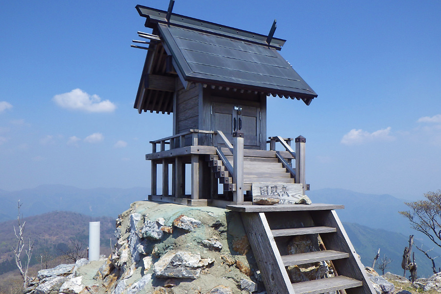 岩稜に建つほこらが、国見岳山頂の目印だ 岩稜に建つほこらが、国見岳山頂の目印だ