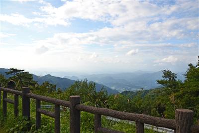 「二本杉峠展望所」からは、山に挟まれた美里町が遠くに見える