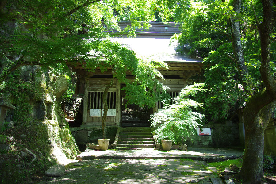 徒歩で登れば参道途中にある「仁王門」も必見です 徒歩で登れば参道途中にある「仁王門」も必見です