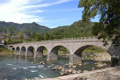 広大な山国川に架かる長さ日本一の石橋「耶馬渓橋」