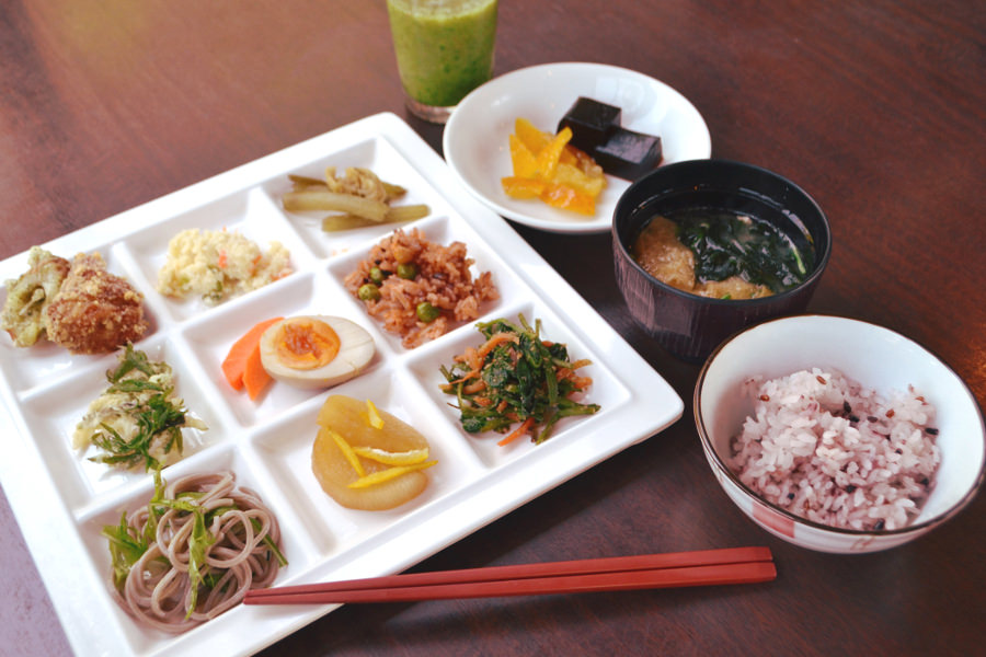 広々とした店内で地産地消の旬食材が味わえる「洞門パティオ」 広々とした店内で地産地消の旬食材が味わえる「洞門パティオ」
