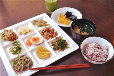 広々とした店内で地産地消の旬食材が味わえる「洞門パティオ」