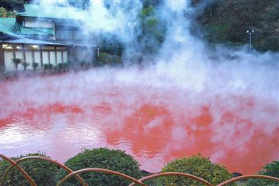 赤い熱泥を噴出している「血の池地獄」