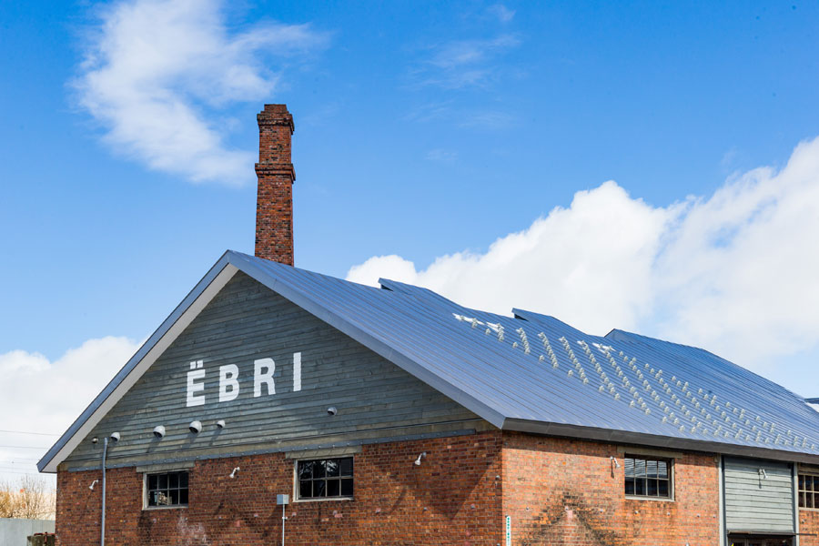 レンガ造りの建物が目印。グルメな店舗やセレクトショップが揃うおしゃれな施設