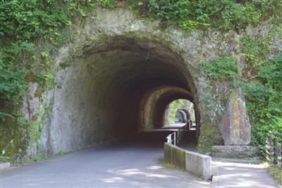 元和元年（1764）に貫通したトンネル「青の洞門」