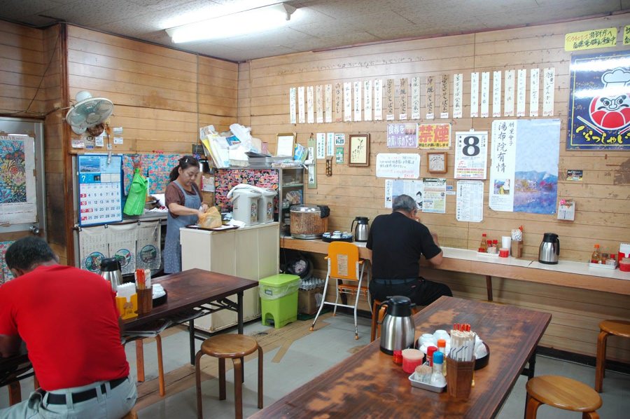 だるまそばの店内