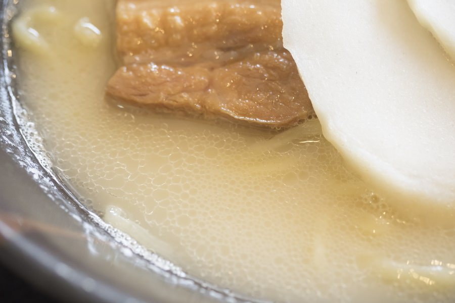 ていねいに豚骨を煮込んで作られた白いスープ