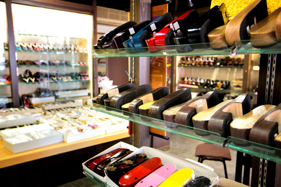 オーダーメイドのはきものは20分ほどで、その場で仕上げてくれる オーダーメイドのはきものは20分ほどで、その場で仕上げてくれ