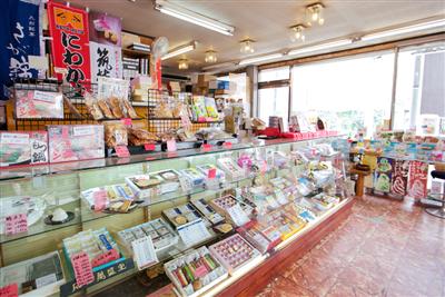 筥崎宮正面に店舗を構える「筥崎宮前 銘菓堂」