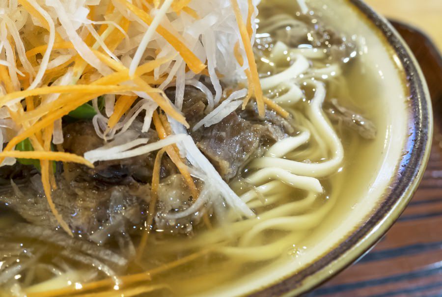 トロトロに煮込まれた牛肉はうま味たっぷり