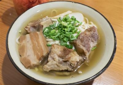 軟骨ソーキ、本ソーキ、三枚肉がのっている