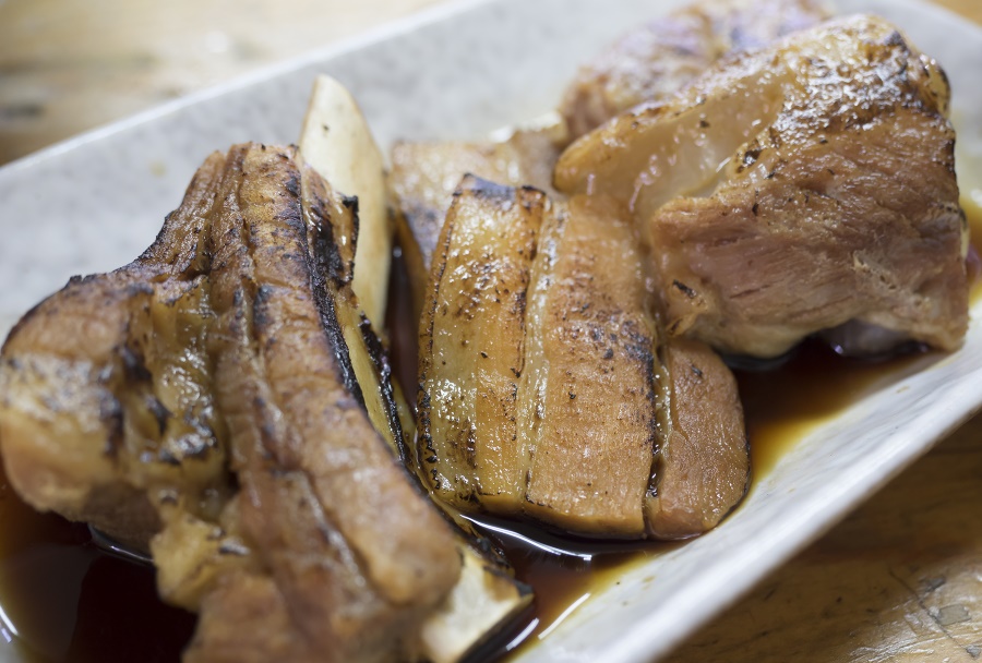 香ばしい炙り肉が別皿に盛られている