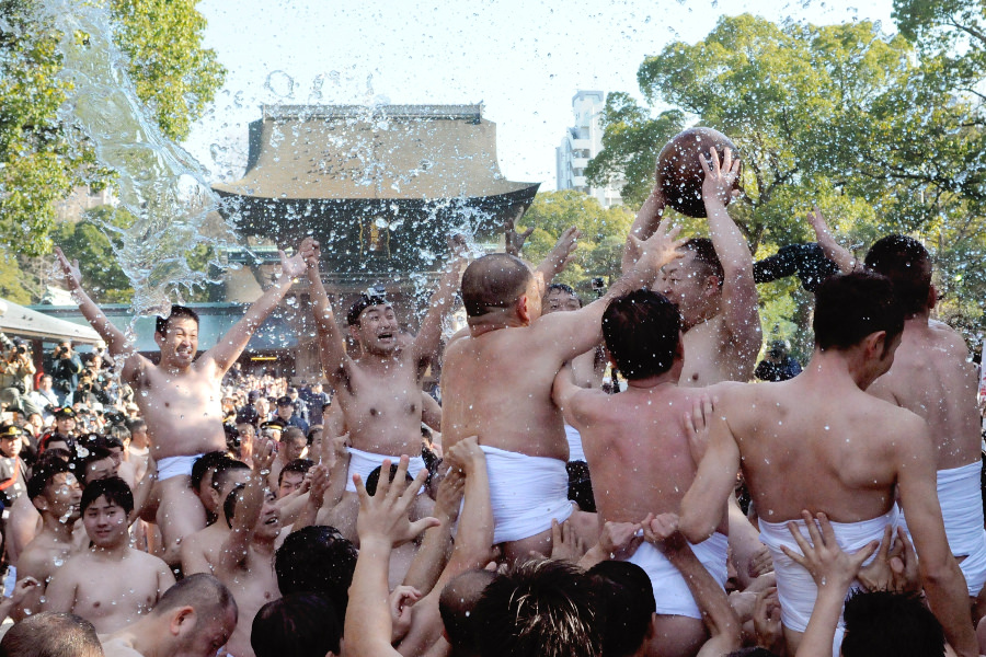 木製の玉「陽の玉」を奪い合います 木製の玉「陽の玉」を奪い合います