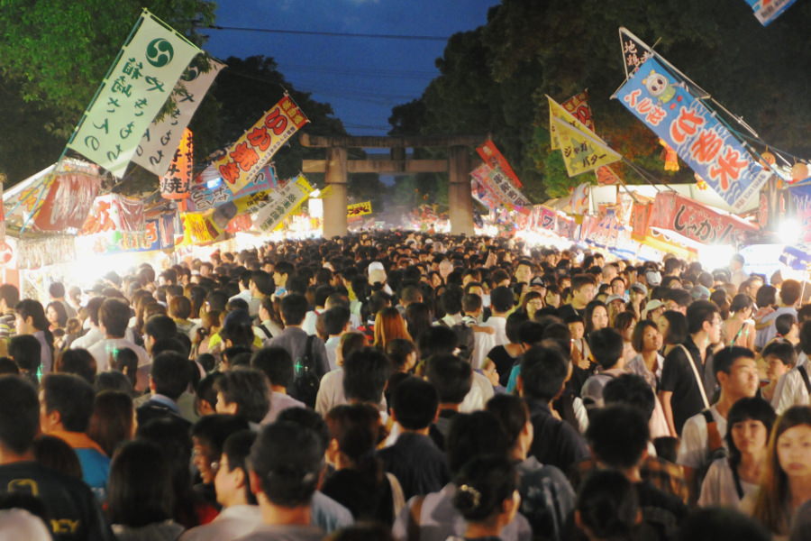 参道沿いに500軒以上の露店が並ぶ「筥崎宮放生会」 参道沿いに500軒以上の露店が並ぶ「筥崎宮放生会」