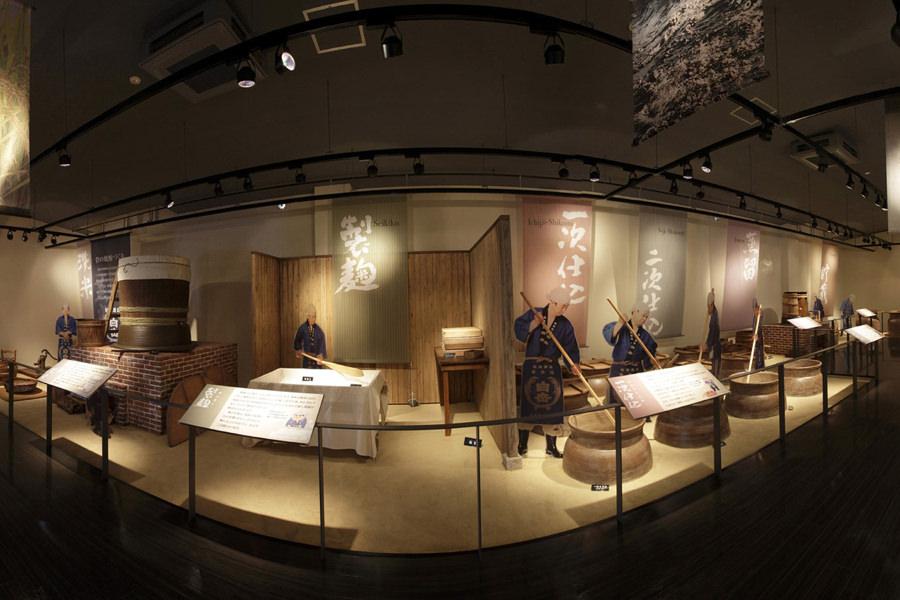 製麹から仕込み、蒸留、貯蔵まで、明治・大正期の焼酎造りを再現した「展示コーナー」 製麹から仕込み、蒸留、貯蔵まで、明治・大正期の焼酎造りを再現