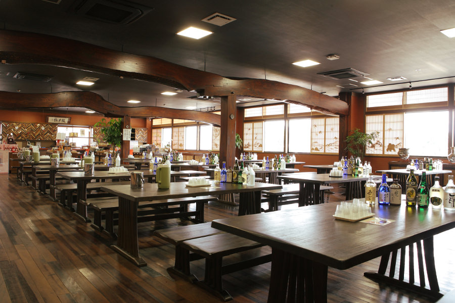 工場見学の後は試飲コーナーで好きな銘柄を探せる「繊月城見蔵」 工場見学の後は試飲コーナーで好きな銘柄を探せる「繊月城見蔵」