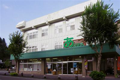 人吉の銘菓や球磨焼酎がずらりと並ぶ土産物屋「あおやぎ」
