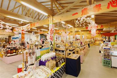 人吉・球磨の特産品や工芸品のたいていがそろう「人吉温泉物産館
